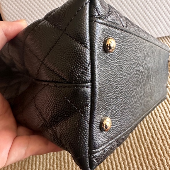 Medium Chanel with handle caviar leather - Picture 13 of 16